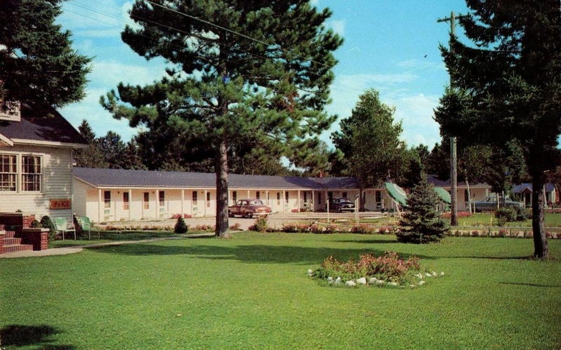 Mackinaw Motor Court - Vintage Postcard (newer photo)